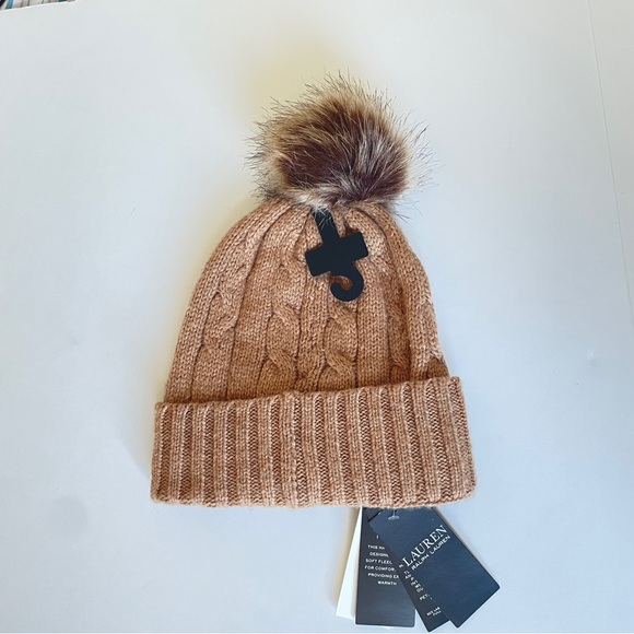 LAUREN RALPH LAUREN CREST-PATCH POM-POM CABLE WOMEN'S BEANIE. - Picture 2 of 6